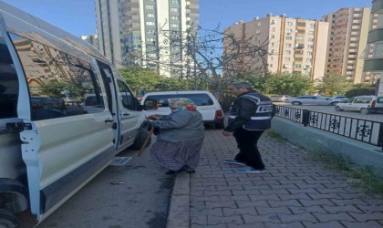 Adanada camilerde dilenen kadınlar gözaltına alındı