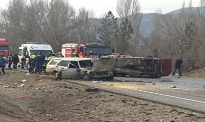 Ankara’da iki otomobil kafa kafaya çarpıştı: 4 ölü, 2 yaralı