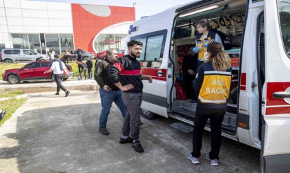 Antalyada ikinci el otomobil bayisindeki yangın korkuttu: 3 kişi dumandan etkilendi