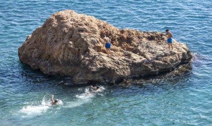 Antalyada sıcaklık 20ye ulaştı, çok sayıda kişi Akdenizin mavi sularında kulaç attı