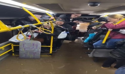 Antalyada su dolu alt geçitte mahsur kalan vatandaşların korku dolu anları kamerada