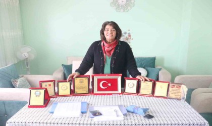 Arkadaşlarının hazırladığı pankartla başladı, çeyrek asırdır muhtarlık yapıyor