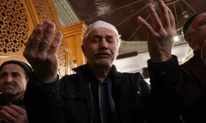 Asrın felaketinde hayatını kaybedenler için dua edilirken gözyaşlarını tutamadı