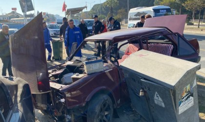 Aydında otomobil durağa daldı: 3 yaralı