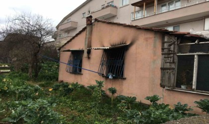Babası namaz kıldığı esnada gecekonduyu ateşe verdi