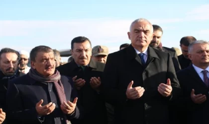 Bakan Ersoy, depremde yaşamını yitirenlerin mezarlarına karanfil bıraktı