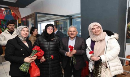 Başkan Büyükkılıç, Köşk Sosyete esnafıyla kucaklaşarak, karanfil dağıttı