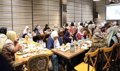 Bilge anneler yemekte buluştu