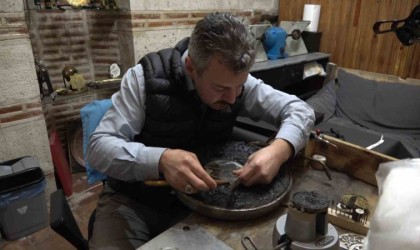 Bilim tarihinin temelini oluşturan usturlabı yapmak için aylarını harcıyor