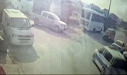 Bulgaristan plakalı otomobil, takip sırasında ekip aracına çarptı; 2 polis yaralı