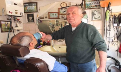 Burhaniyede 50 yıldır berberlik yapıyor