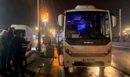 Bursada tur otobüsü aydınlatma direğine çarptı: 10 yaralı