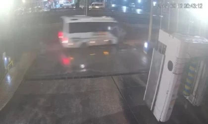 Bursa’da tur otobüsü beton aydınlatma direğine çarptı: 10 turist yaralandı (2)