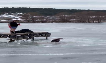 Buzlu gölette fotoğraf çektirirken, buz kırılınca kendini suda buldu