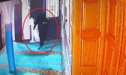 Camiden şamdan, sandalye ve cemaatin ayakkabılarını çaldı