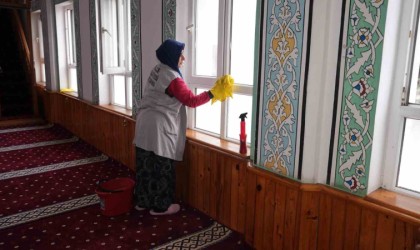 Camilerde temizlik çalışması başladı