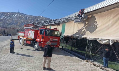 Çatıda mahsur kalan kedi kurtarıldı