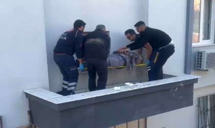 Çatıdaki güneş enerjisi panelini düzeltmek isterken canından oluyordu