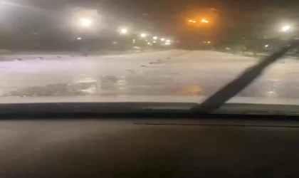 Çeşme dolu yağışı ile beyaza büründü