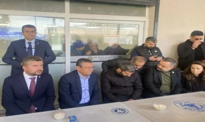 CHP lideri Özgür Özel İzmir’de öldürülen taksicinin ailesine taziye ziyaretinde bulundu