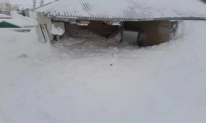 Çığ düşen evdeki anne ve 2 çocuğu son anda kurtuldu/ Ek Fotoğraflar