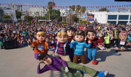 Çocuklar şenlikte Rafadan Tayfa Müzikali ile doyasıya eğlendi
