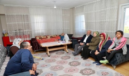 Çolakbayrakdar çifti, vatandaşları evlerinde ziyaret ediyor