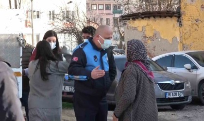 Çöp evi boşaltılan kadın sinir krizi geçirdi, kendisini sakinleştirmek isteyen polislere saldırdı