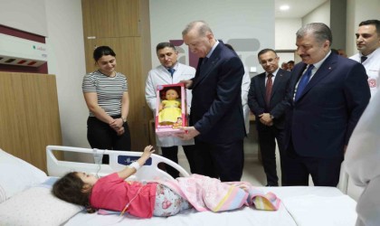 Cumhurbaşkanı Erdoğan açılışını yaptığı hastanede tedavi gören çocukları ziyaret etti