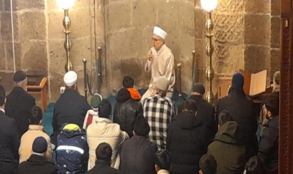 Deprem şehitleri dualarla anıldı