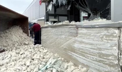 Devrilen hafriyat kamyonu güvenlik kulübesine çarptı: 3 yaralı