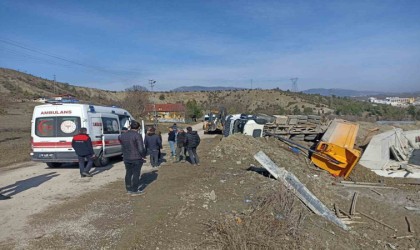 Devrilen hafriyat kamyonu sürücüsü yaralandı