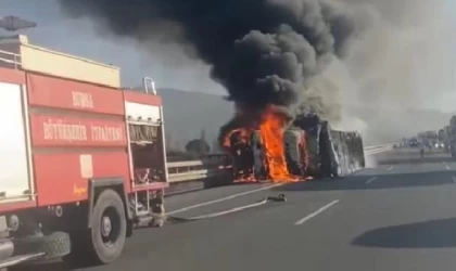 Devrilen TIR yandı; şoför kendi imkanları ile çıktı