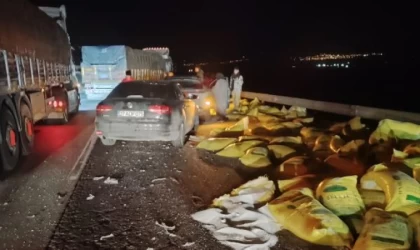Devrilen TIR’dan yola dökülen gübre çuvallarına 2 otomobil çarptı: 1 yaralı