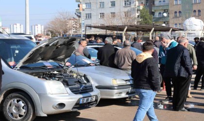Diyarbakır açık oto pazarında hafta sonu yoğunluğu