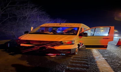 Ehliyetsiz sürücünün kullandığı minibüs bariyere çarptı: 1 ölü, 3 yaralı