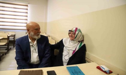 Emekli çiftin İngilizce tutkusu öğrenmenin yaşı yok dedirtiyor