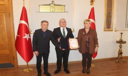 Emekli öğretmen çiftten, deprem bölgesi için 1 milyon liralık bağış