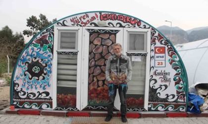 Enkaz kentin konteynerleri onun elinde renkleniyor