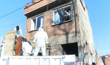 Evden 1 kamyon çöp çıktı; ekiplere ’Her şeyimi alıyorsunuz’ diyerek tepki gösterdi