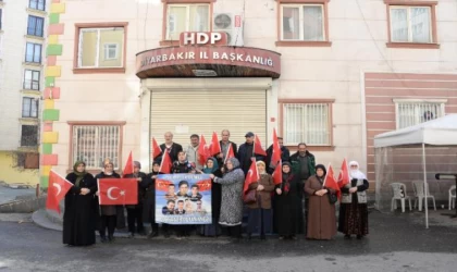 Evlat nöbetindeki aileler, ‘Gara Şehitleri’ni andı