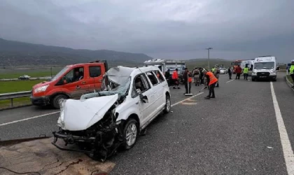 Gaziantep’te kamyonet ile hafif ticari araç çarpıştı: 3 yaralı