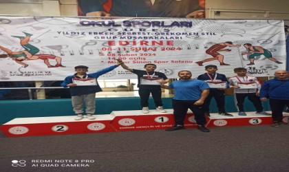 Genç güreşçilerden iki madalya