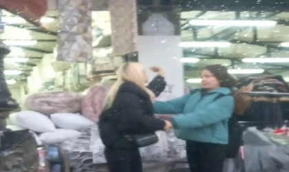 Genç kızların sokaktaki kavgası kamerada