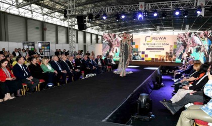 Geri dönüşüm malzemelerinden kıyafet defilesi düzenlediler