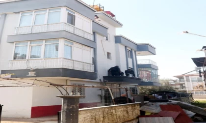 Güneş enerjisi sistemini tamir ederken çatıdan düşüp, ağır yaralandı