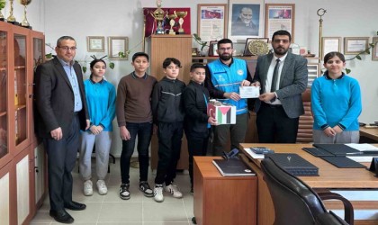 Harçlıklarını biriktirip Filistine yardım gönderdiler