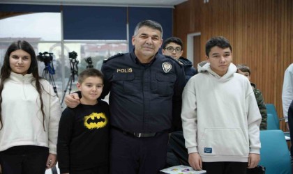 Hem polislik hem de öğretmenlik yapıyorlar