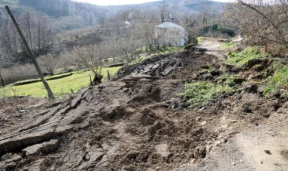 Heyelanlar, köyü parça parça yutuyor