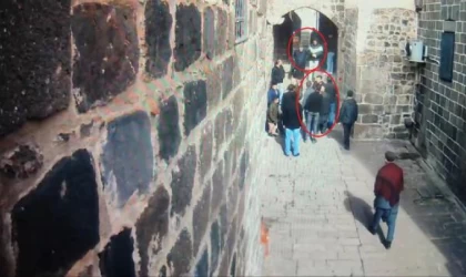 Hırsızlar, camide abdest alınan bölüme girip namaz kılmayanlar belirlenerek yakalandı